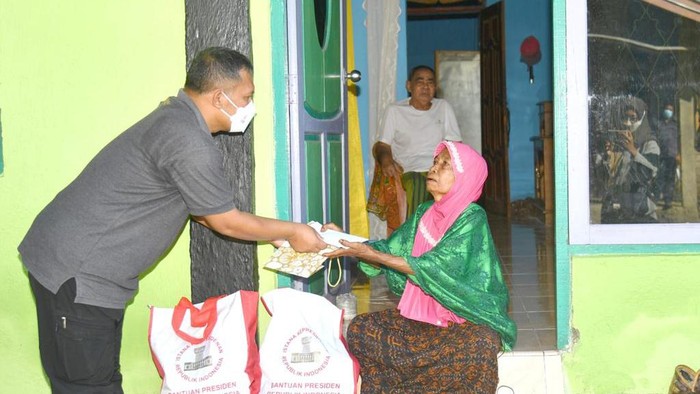 Nenek Sofia diberi bantuan oleh Jokowi lewat asisten ajudannya