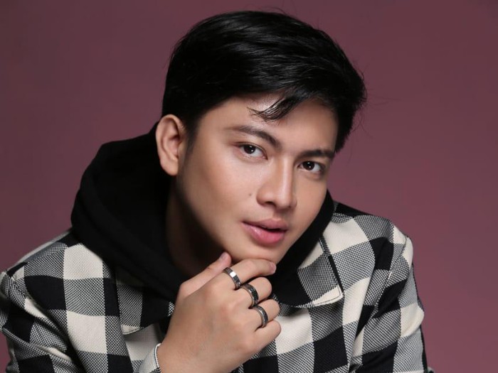 Ata Pantouw jadi sorotan saat bintangi video klip Terhukum Rindu.
