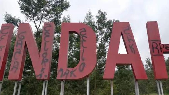Papan nama Deles Indah Klaten dicorat-coret, Rabu (1/6/2022).
