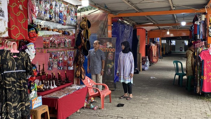Pedagang korban kebakaran Lenggang Jakarta mulai kembali berjualan, Kamis (2/6/2022).