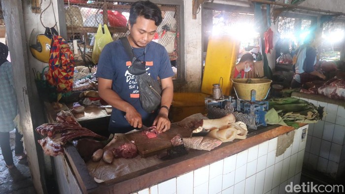 Pedagang sapi di Pasar Puri Baru Pati, Kamis (2/6/2022).