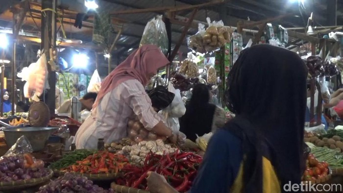 Pedagang sayur di pasar Purwakarta.