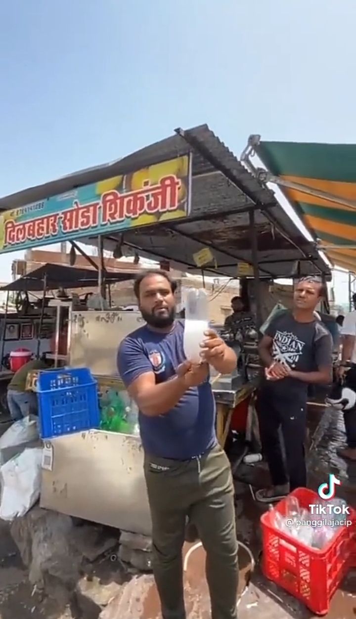 Viral! Pedagang Minuman di India Ini Bikin Roket Pakai Botol Soda