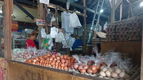 Pedagang telur di Pasar Kuta II, Badung, Bali.