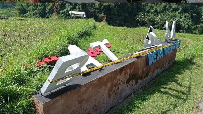 Pelang Nama Desa Adat Batusesa yang dirusak oleh oknum yang tidak bertanggung jawab