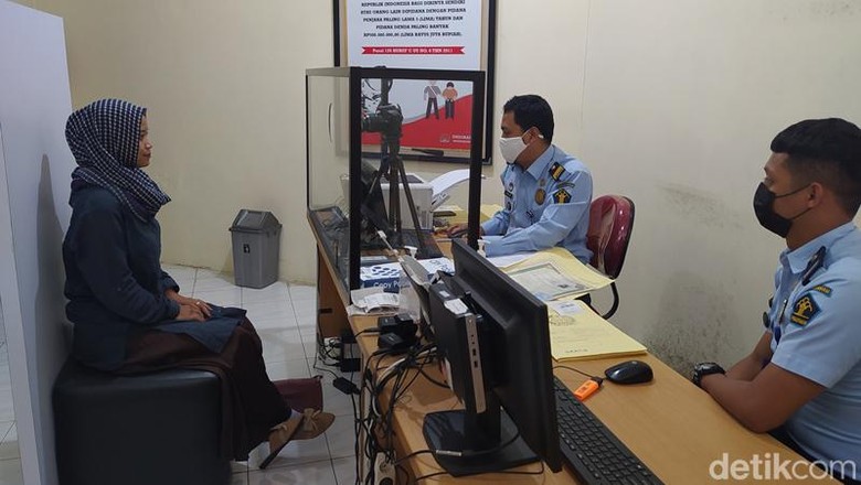Pembuatan paspor di Magelang Pembuatan paspor di Unit Kerja Kantor (UKK) Imigrasi Kelas II Wonosobo di Kabupaten Magelang, Kamis (2/6/2022).