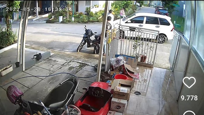 Pengendara Avanza ngebut di jalanan perumahan