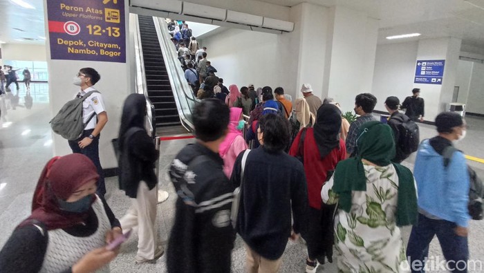 Penumpang menumpuk di Stasiun Manggarai (Wildan Noviansyah/detikcom)