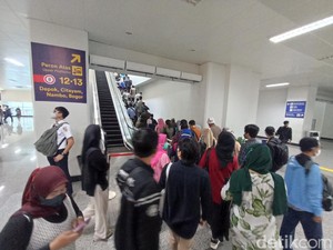 Hari ke-5 Rute Baru KRL, Penumpang Numpuk di Eskalator Stasiun Manggarai
