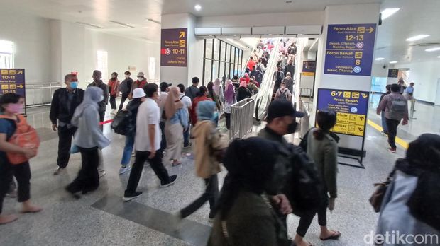 Penumpang menumpuk di Stasiun Manggarai (Wildan Noviansyah/detikcom)