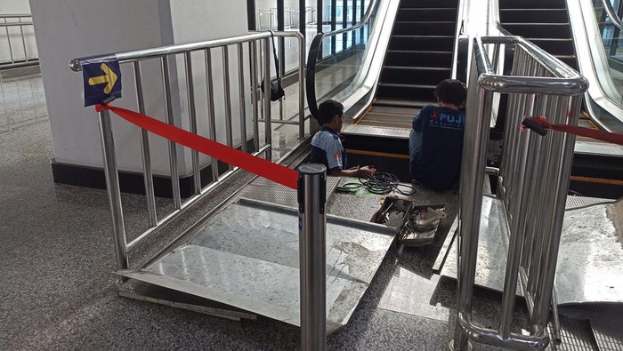 Perbaikan eskalator di Stasiun Manggarai, Kamis (2/6/2022).