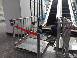 Eskalator di Stasiun Manggarai yang Mati Sedang Diperbaiki