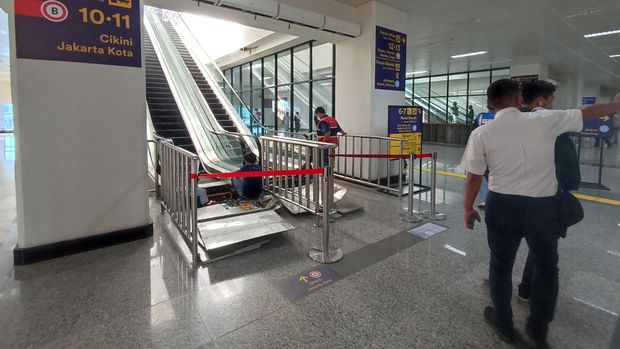 Perbaikan eskalator di Stasiun Manggarai, Kamis (2/6/2022).