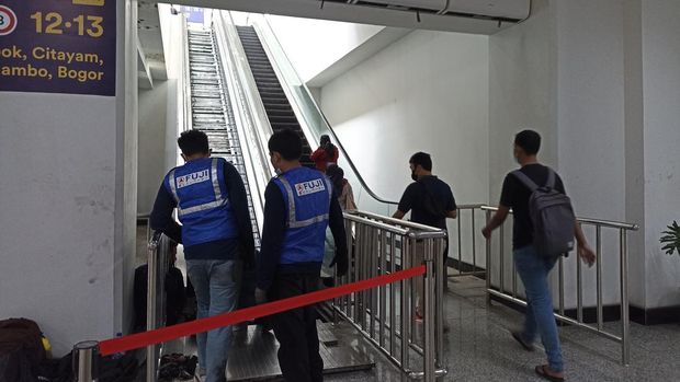 Perbaikan eskalator di Stasiun Manggarai, Kamis (2/6/2022).