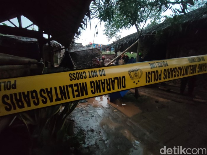 Peristiwa tanah longsor menimpa saung makan terjadi di Kecamatan Sawangan, Depok, Jawa Barat. Akibat kejadian tersebut, dua orang tewas di lokasi. (Dwi Rahmawati/detikcom)