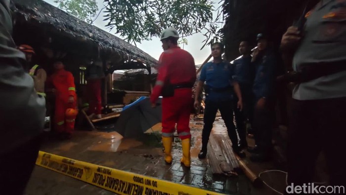Peristiwa tanah longsor menimpa saung makan terjadi di Kecamatan Sawangan, Depok, Jawa Barat. Akibat kejadian tersebut, dua orang tewas di lokasi. (Dwi Rahmawati/detikcom)