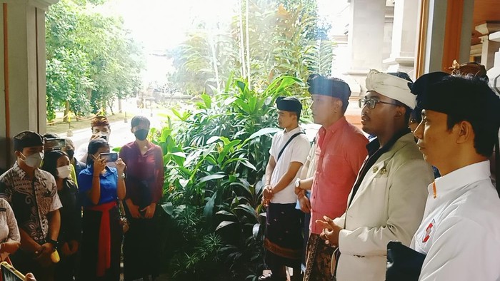 Persadha Nusantara, alumni SMA Bali Mandara serta FKPP Bali mendatangi Kantor DPRD Bali pada Kamis (2/6/2022) untuk beraudensi mengenai perubahan pola layanan pendidikan SMA Bali Mandara dari sistem sekolah berasrama menjadi sekolah reguler per tahun ajaran 2022/2023