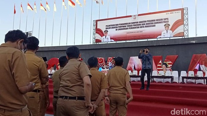 Persiapan pelantikan Pejabat Pemkot Makassar di Anjungan Losari Makassar.