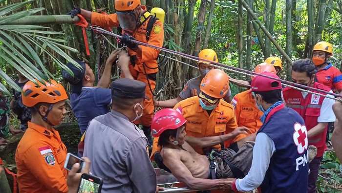 Petugas Basarnas Karangasem saat mengevakuasi korban yang terjatuh ke sumur sedalam 12 meter di Banjar Dinas Yeh Bunga, Desa Jungutan, Kecamatan Bebandem, Kabupaten Karangasem, Bali, Kamis (2/6/2022).