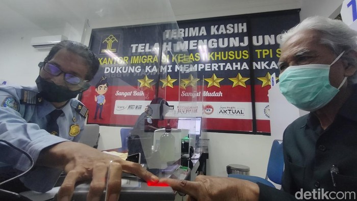 Petugas imigrasi di Surabaya