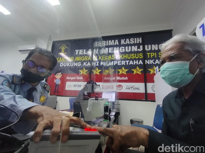 Petugas imigrasi di Surabaya