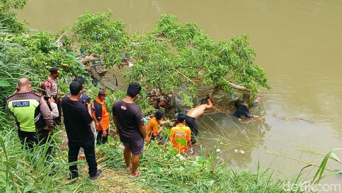 Petugas mengevakuasi mayat dari Sungai Deli.