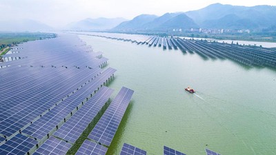 Nih PLTS Hibrid di China, Siang Solar Panel, Malam Pakai Air Pasang