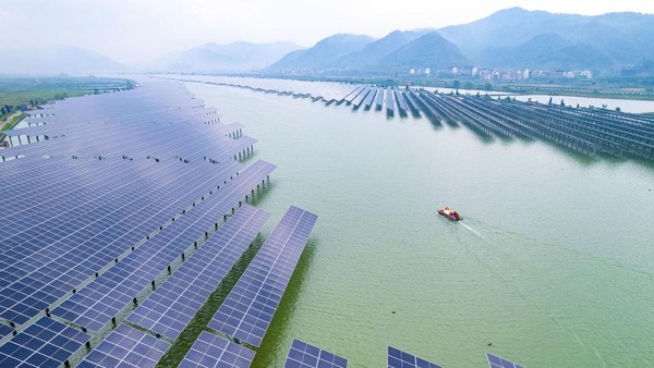 Nih PLTS Hibrid di China, Siang Solar Panel, Malam Pakai Air Pasang