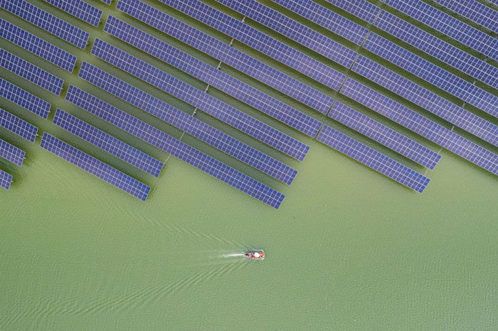 PLTS Hibrid di China WENLING, CHINA - MAY 30: Aerial view of China's first solar-tidal photovoltaic power plant on May 30, 2022 in Wenling, Zhejiang Province of China. The hybrid energy power station utilizing solar and tidal power to generate electricity was put into operation on Monday in Wenling. (Photo by Xu Weijie/VCG via Getty Images)