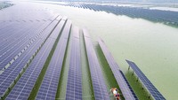 PLTS hibrid ini mulai beroperasi sejak Senin (30/5) lalu. Pembangkit listrik menghabiskan 133 hektar lahan sungai dengan 185.000 modul panel surya fotovoltaik. Output tahunan mencapai lebih dari 100 juta kWh atau setara dengan kebutuhan 30.000 rumah tangga perkotaan.