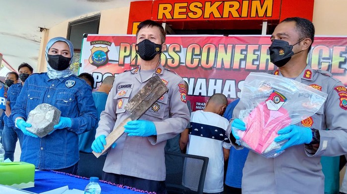 Polisi memperlihatkan alat bukti penganiayaan di Minsel, Sulut.