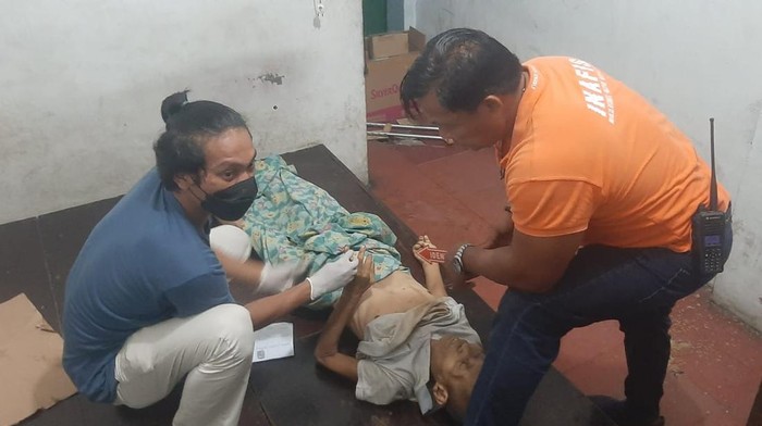 Polisi saat identifikasi mayat pria tua yang ditemukan tewas