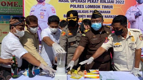 Polres Lombok Timur Gelar Konferensi Pers Pemusnahan Barang Bukti Narkotika Dan Miras, Kamis, (2/6/2022).