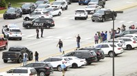 Sejumlah petugas kepolisian berjaga di area sekitar lokasi penembakan. Sementara itu, insiden ini menarik perhatian publik. Ian Maule/Tulsa World via AP. 