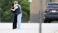 Penyidik kini masih mewawancarai sejumlah saksi. Pelaku teridentifikasi membawa 1 senapan dan 1 pistol. Ian Maule/Tulsa World via AP.