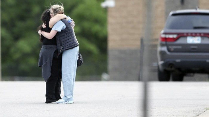 Potret Lokasi Penembakan Maut yang Tewaskan 4 Orang di Oklahoma AS Penembakan maut menewaskan 4 orang di Oklahoma, Amerika Serikat. Diketahui, insiden itu terjadi di sebuah rumah sakit kampus di Tulsa. Ini fotonya.