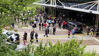 Petugas kepolisian dan personel darurat berada di lokasi penembakan maut di Gedung Medis Natalie yang berada di rumah sakit kampus St. Francis, Tulsa, Oklahoma, Amerika Serikat, Rabu (1/6/2022) waktu setempat. Ian Maule/Tulsa World via AP.
