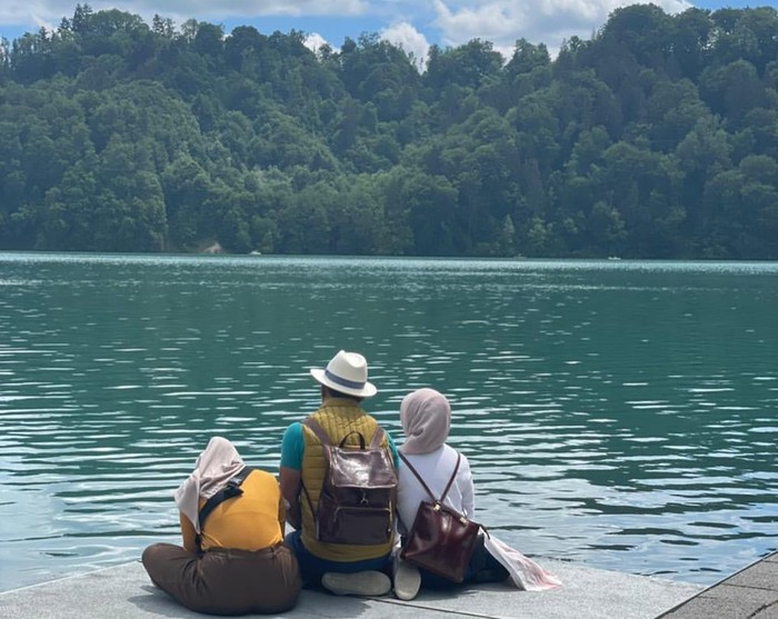 Potret Ridwan Kamil dan keluarga di Sungai Aare (Instagram Atalia)
