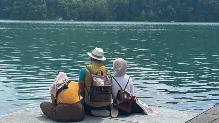 Potret Ridwan Kamil dan keluarga di Sungai Aare (Instagram Atalia)