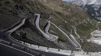 Penampakan jalan berliku di Stelvio Pass, di lereng gunung Daerah Otonomi Trentino-Alto Adige, Italia, Sabtu (28/5/2022) waktu setempat.  