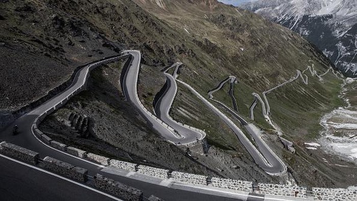 TRENTINO-ALTO ADIGE, ITALY - MAY 28: A photo shows the winding roads of Stelvio Pass, on the mountainside of the Autonomous Region of Trentino-Alto Adige, Italy on May 28, 2022.. (Photo by Andrea Carrubba/Anadolu Agency via Getty Images)