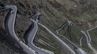 Stelvio Pass berada di daerah Stilfs, Provinsi South Tyrol di bagian utara Italia. Jalanannya pun masuk dalam kawasan rangkaian Pegunungan Alpen, yang lokasinya ada di ketinggian 2.757 mdpl.  