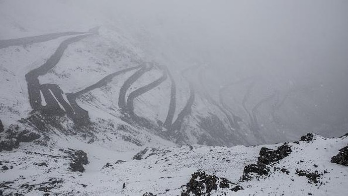 TRENTINO-ALTO ADIGE, ITALY - MAY 28: A photo shows the winding roads of Stelvio Pass, on the mountainside of the Autonomous Region of Trentino-Alto Adige, Italy on May 28, 2022.. (Photo by Andrea Carrubba/Anadolu Agency via Getty Images)