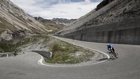 Meski berusia ratusan tahun, Stelvio Pass tetap terawat bagus dan aman untuk dilewati kendaraan. Tapi bagi kamu yang mungkin penasaran mau ke sana, harus benar-benar berhati-hati.   
