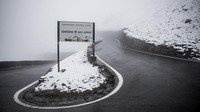 Stelvio Pass punya trek yang curam sepanjang sekitar 25 km dan berkelok, dengan total 48 kelokan!  
