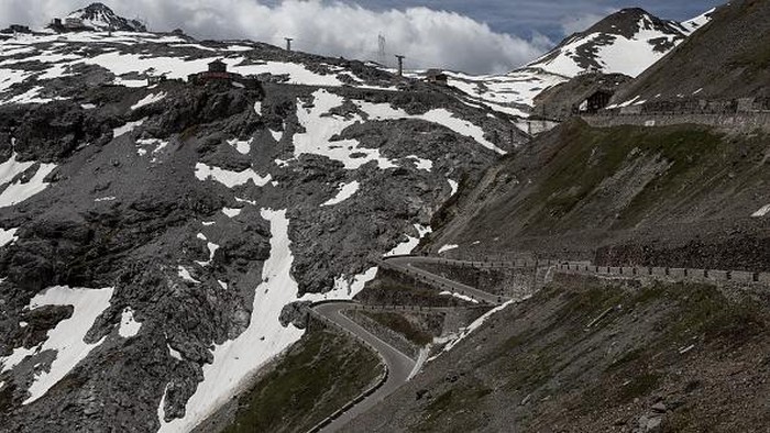 TRENTINO-ALTO ADIGE, ITALY - MAY 28: A photo shows the winding roads of Stelvio Pass, on the mountainside of the Autonomous Region of Trentino-Alto Adige, Italy on May 28, 2022.. (Photo by Andrea Carrubba/Anadolu Agency via Getty Images)