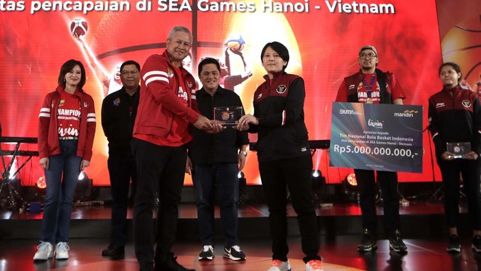 Raih Emas SEA Games 2021, Timnas Basket Terima Apresiasi Timnas basket Indonesia meriah medali emas pada SEA Games 2021 di Vietnam. Mereka pun mendapat penghargaan dan uang apresiasi.