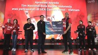 (Ki-Ka) Direktur Hubungan Kelembagaan Bank Mandiri Rohan Hafas, Wakil Dirut Bank Mandiri Alexandra Askandar, Pelatih Timnas Putri 3x3 Basket Indonesia July Wong, Menteri BUMN Erick Thohir Kapten Timnas Putra Basket Indonesia Arki Wisnu bersama Direktur Utama Bank Mandiri Darmawan Junaidi dan Wakil Kapten Timnas Putri 5 on 5 Basket Indonesia Agustin Elya Gradita Retong saat menerima apresiasi berupa dana pembinaan Rp 5 miliar dari Bank Mandiri di Jakarta, Kamis (2/6).