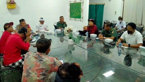 Rapat TPID Tabanan dengan pihak Kepolisian dan TNI yang membahas rantai distribusi minyak goreng curah, Kamis (2/6/2022).