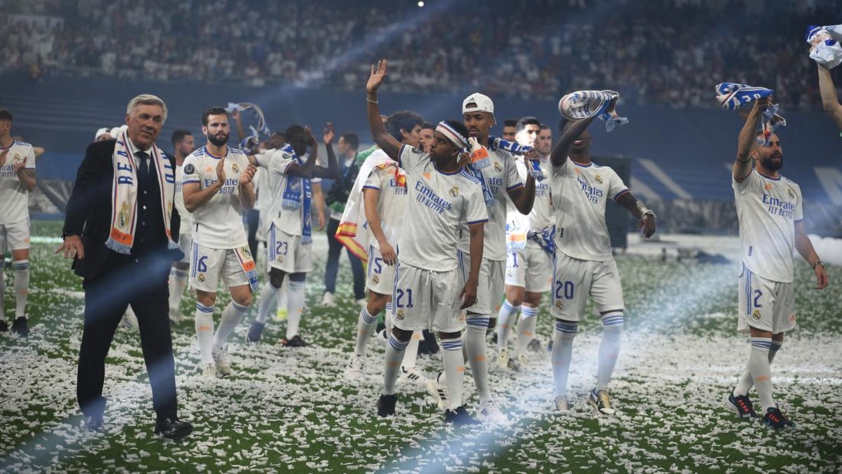 Gelandang Barcelona Sergio Busquets menyelamati Real Madrid usai menjuarai Liga Champions. (Foto: Getty Images/Denis Doyle)